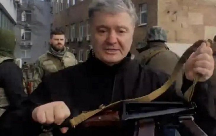 El expresidente de Ucrania Petro Poroshenko salió armado con un rifle por las calles de Kiev