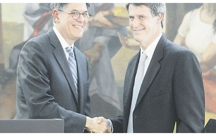 Visita. Jack Lew se reunió ayer con Alfonso Prat Gay para definir los términos de lo que será el intercambio de información.