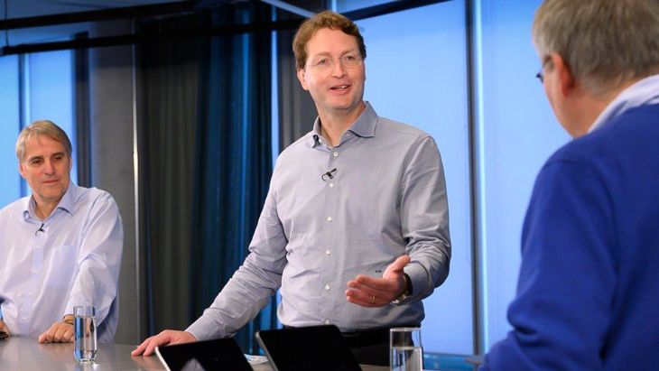 El directivo de Mercedes-Benz planteó que la transición hacia una movilidad más limpia no debería depender únicamente de los autos eléctricos.