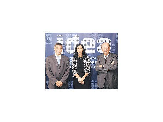 Gustavo Ripoll (titular de IDEA), Clarisa Estol ( vicepresidente) y Carlos Tramutola (presidente del Coloquio):No hay diferencias en el diagnóstico; falta ponernos de acuerdo en la terapéutica.