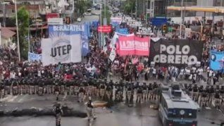 Manifestantes cortan el Puente Pueyrredón contra la reforma laboral. Manifestantes cortan el Puente Pueyrredón contra la reforma laboral.