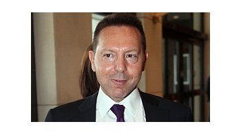 Sturnaras trabajó para el Banco de Grecia y en varias entidades financieras privadas.