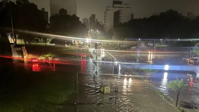 La Plata: inundaciones tras el paso de la tormenta supercelda