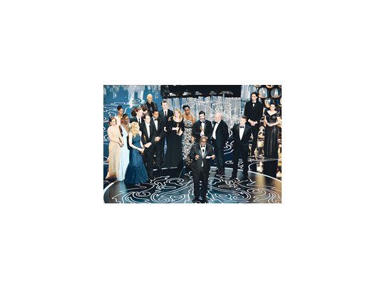 Steve McQuenn agradece a la Academia el Oscar como Mejor Película a su drama “12 años de esclavitud”, que perdió sin embargo frente a “Gravedad” en la mayoría de las nominaciones.