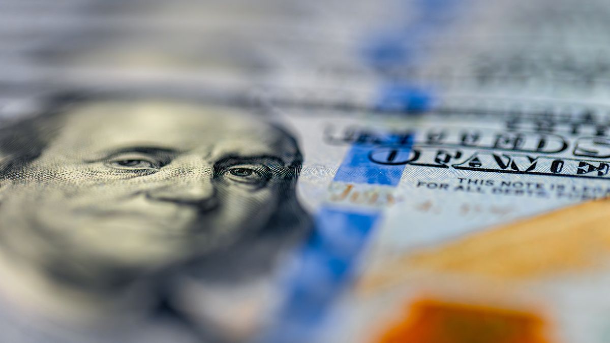 Dólar global cae 1,4% y acciones repuntan tras IPC en EE.UU.