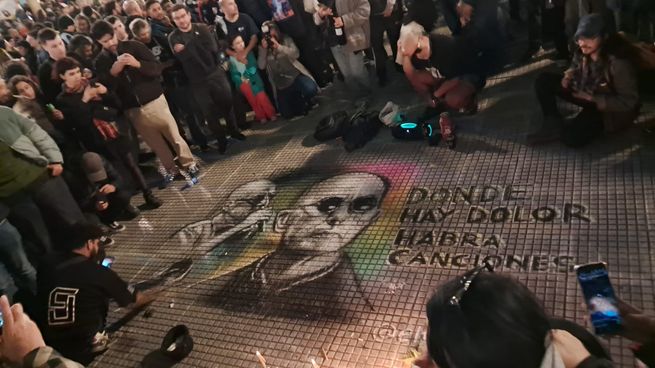 Un artista retrató en vivo al Indio en el piso de Plaza de Mayo.