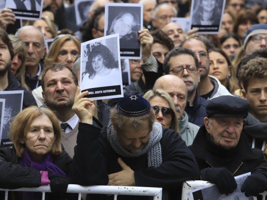 Acto en la calle Pasteur enfrente de la sede de la AMIA, a 25 años del atentado terrorista que mato a 85 personas.