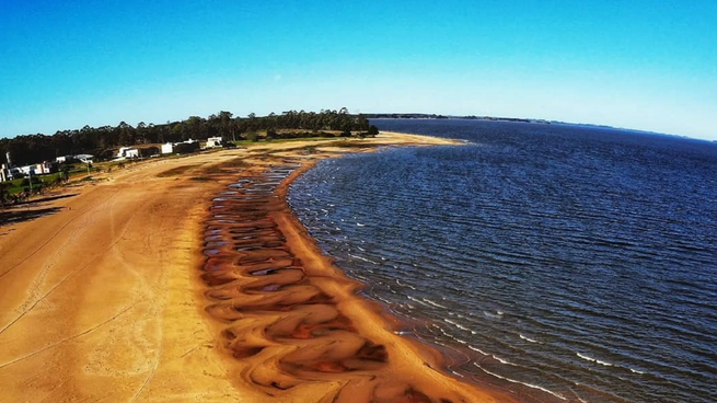 En el municipio de Federación, ubicado al noreste de la provincia litoraleña de Entre Ríos, está la playa Santa Ana. Es el atractivo turístico más importante de la provincia, del lado del Río Uruguay.