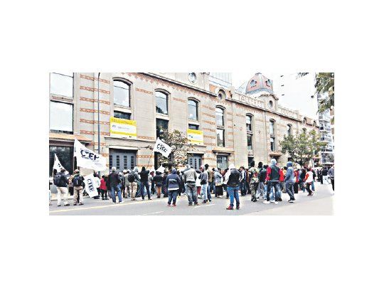 Los vendedores ambulantes que fueron desalojados la semana pasada por la Policía del barrio de Flores exigieron  una solución frentre a la Dirección de Espacio Público.