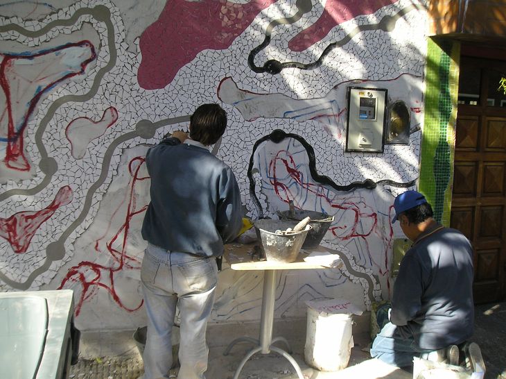 Vecinos y artistas trabajan en las fachadas del Pasaje Lanín con mosaicos y colores vivos, consolidando su identidad como galería de arte a cielo abierto Vecinos y artistas trabajan en las fachadas del Pasaje Lanín con mosaicos y colores vivos, consolidando su identidad como galería de arte a cielo abierto
