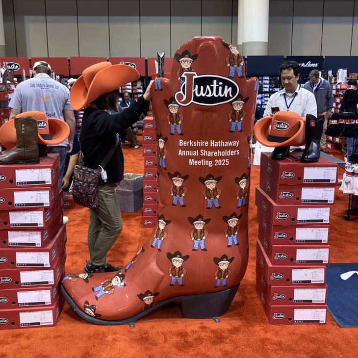 Las reuniones de Berkshire son una vidriera para que las empresas afiliadas al grupo den a conocer y vendan sus productos. (Justin Boots, botas y sombreros tejanos) Las reuniones de Berkshire son una vidriera para que las empresas afiliadas al grupo den a conocer y vendan sus productos. (Justin Boots, botas y sombreros tejanos)