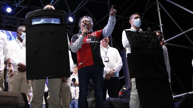 El candidato de la izquierda a la presidencia de Colombia, Gustavo Petro, blindado.
