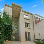 Vista del contrafrente de la casa, una construcción de líneas rectas y estética minimalista, rodeada de verde y privacidad Vista del contrafrente de la casa, una construcción de líneas rectas y estética minimalista, rodeada de verde y privacidad