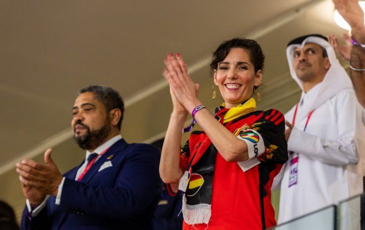 Brazalete. La ministra de relaciones exteriores belga mostró su apoyo a la comunidad LGBTQ+ en el Mundial de Qatar 2022.