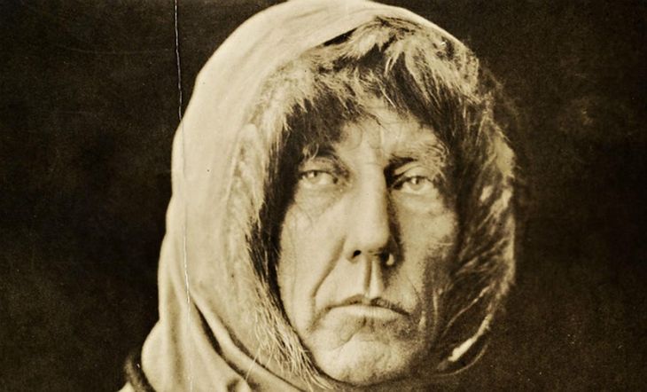 El explorador noruego Roald Amundsen anuncia el descubrimiento del Polo Sur en 1912. El explorador noruego Roald Amundsen anuncia el descubrimiento del Polo Sur en 1912.