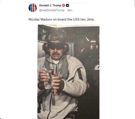 Maduro usa ropa deportiva color gris y cuenta con los ojos tapados y las orejas aisladas, para imposibilitar que pueda oír y ver. Maduro usa ropa deportiva color gris y cuenta con los ojos tapados y las orejas aisladas, para imposibilitar que pueda oír y ver.