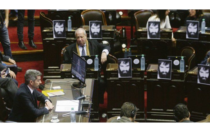 ámbito.com | frontón. Marcos Peña llevó el semáforo verde de la economía que reclamaba la oposición. El kirchnerismo evitó el tema y parte del bloque se fue a festejar con Cristina de Kirchner la “victoria” por 0,21% en las PASO.