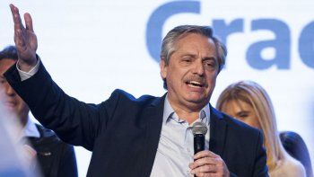 Alberto Fernández durante el festejo en el bunker de el Frente de Todos.