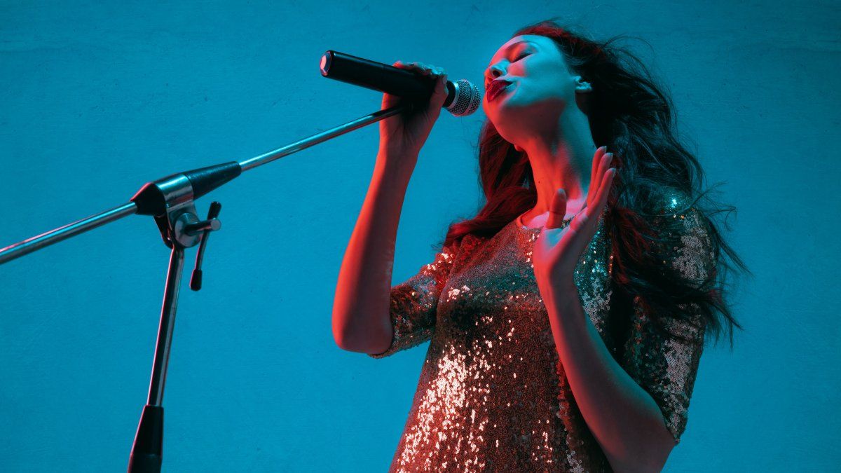 ATTENTION SINGERS! This food benefits the health of the vocal strings