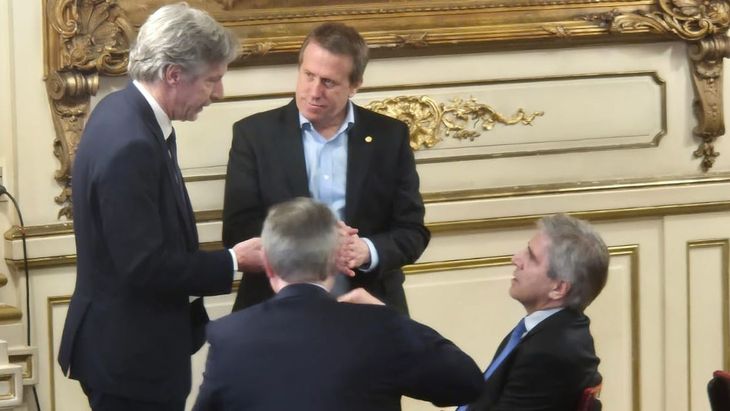 El titular del Banco Central, Santiago Bausili, junto al ministro de Economía, Luis Caputo.  El titular del Banco Central, Santiago Bausili, junto al ministro de Economía, Luis Caputo.