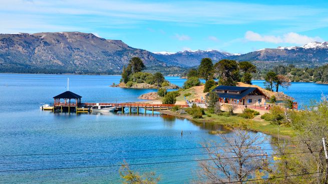 Villa Pehuenia: Un lugar donde la serenidad y la belleza natural se funden para ofrecer una escapatoria perfecta.