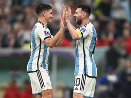 Messi y Álvarez, los tres goles del triunfo parcial de Argentina.