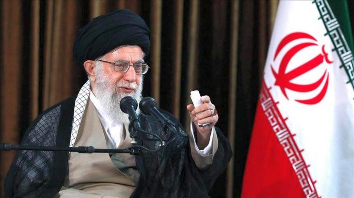 Jamenei tiene la máxima autoridad en el gobierno, el ejército y el poder judicial, además de actuar como líder espiritual del país Jamenei tiene la máxima autoridad en el gobierno, el ejército y el poder judicial, además de actuar como líder espiritual del país