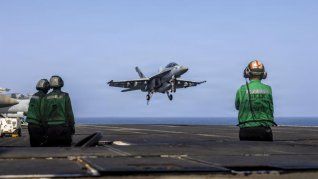 Un avión militar estadounidense despega del portaaviones Abraham Lincoln, el 26 de mayo de 2026. Un avión militar estadounidense despega del portaaviones Abraham Lincoln, el 26 de mayo de 2026.