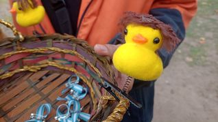 Los patitos amarillos llegaron a la política y empezaron a venderse con peluca, por el presidente Javier Milei.