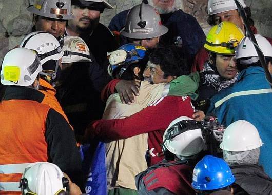Jimmy Sánchez, el quinto en salir, se abraza a familiares