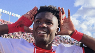 Jordy Caicedo convirtió los dos goles de la victoria de Huracán en el clásico.