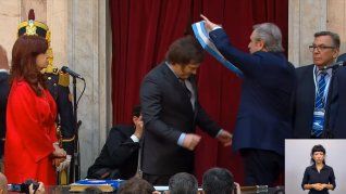 El expresidente le hizo entrega a Javier Milei del bastón y la banda presidenciales en la jura del líder de La Libertad Avanza ante el Congreso.