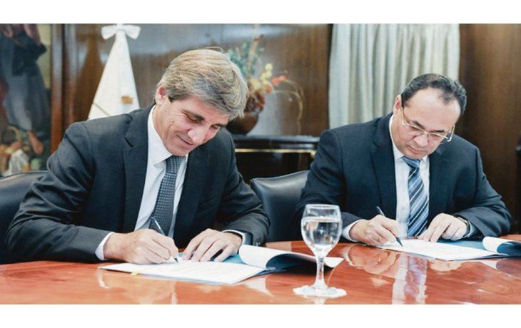 firma. Parte de los acuerdos fueron rubricados por el ministro Luis Caputo y el titular de CAF, Luis Carranza Ugarte.