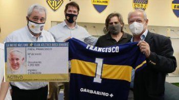 ¿no era de san lorenzo? el papa francisco ahora es el socio nº1 de boca
