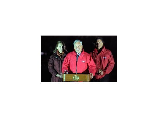 El presidente Sebastián Piñera, escoltado por su esposa y el ministro de Minería.