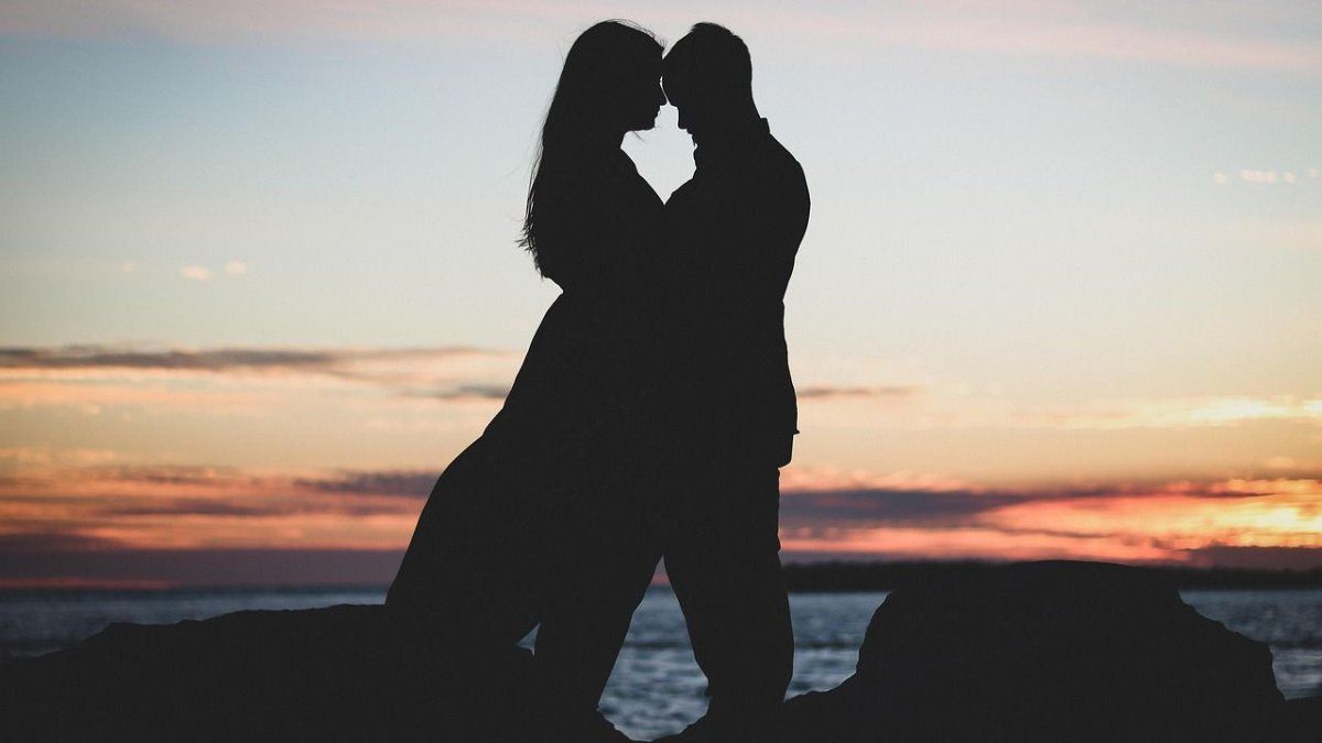 Netflix sorprende con una serie colombiana sobre una mujer con dos maridos y una doble vida