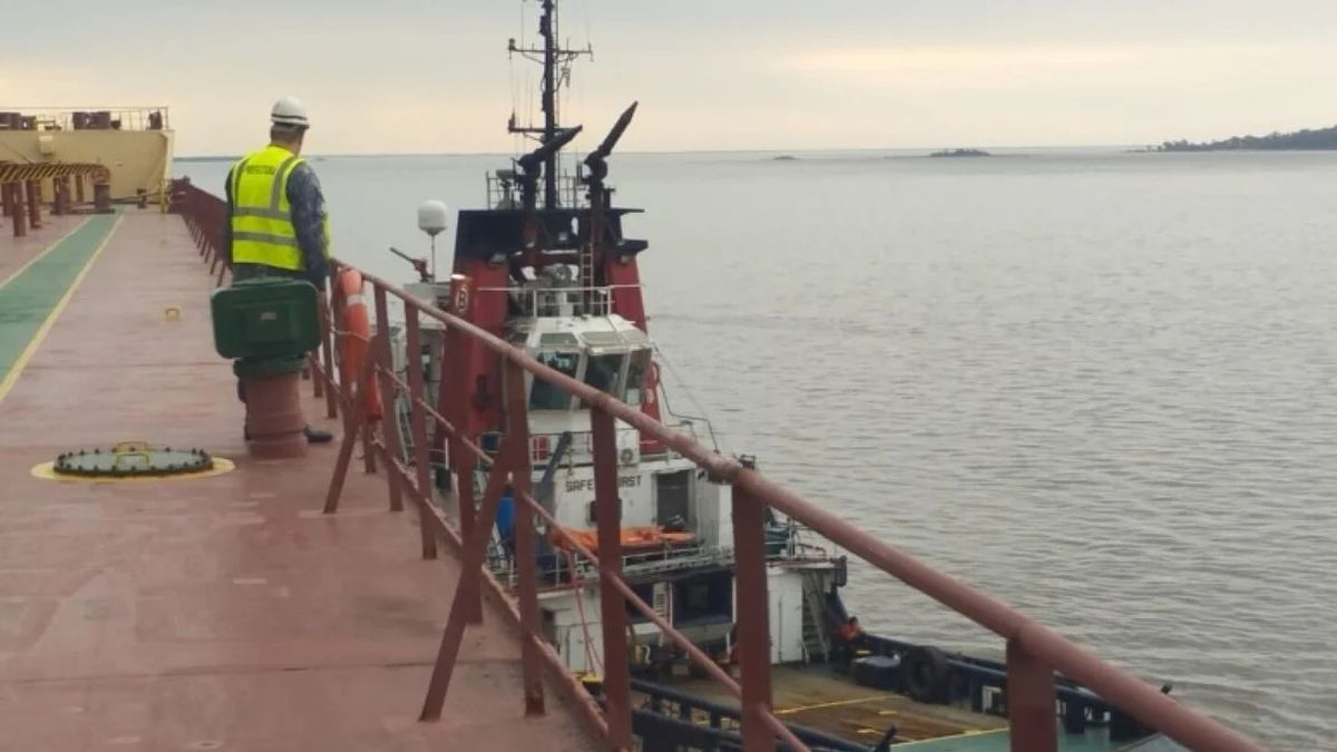 A 40,000-ton ship was stranded and obstructed part of the Martín García canal
