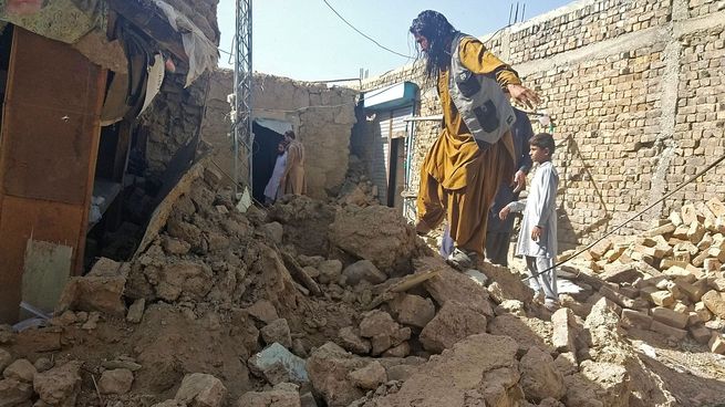 Al menos 20 personas, seis de ellas niños, murieron en un terremoto en Pakistán.