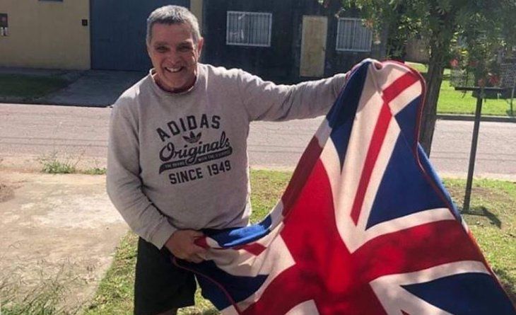 El joven le entreg&oacute; la bandera a quienes lo increparon. Antes de irse, se fotografiaron con ella. Ocurri&oacute; en el D&iacute;a de los Veteranos de Malvinas.