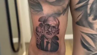 El lateral de España se tatuó a su técnico luego de ganar el Mundial 2026.