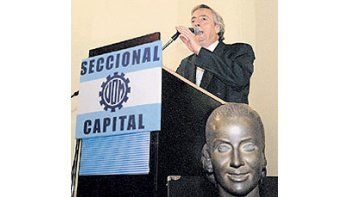 ámbito.com | El ex presidente Néstor Kirchner repitió ayer en la sede de laUOM, con renovado énfasis, su teoría sobre la existencia deuna conspiración en marcha contra el gobierno.