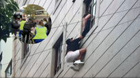 El hombre se lanzó desde la ventana del hotel.