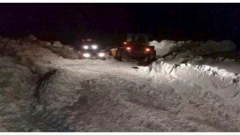 Personal de Gendarmería tuvo que auxiliar a los pasajeros varados en la nieve.