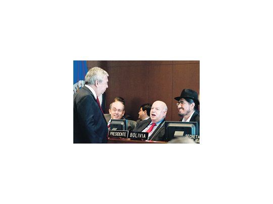 El secretario general de la OEA, José Miguel Insulza, dialoga con el representante de Paraguay, Bernardino Saguier. El canciller del Gobierno de Federico Franco se declaró «encantadísimo» por las recomendaciones del dirigente chileno.