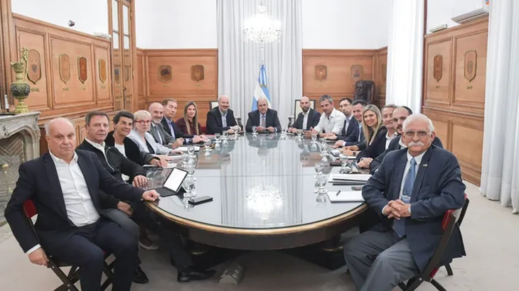 Present at the meeting were Francos, Sturzenegger, Menem, Rolandi and Fariña for the Government, and deputies from PRO, LLA and MID. Present at the meeting were Francos, Sturzenegger, Menem, Rolandi and Fariña for the Government, and deputies from PRO, LLA and MID.