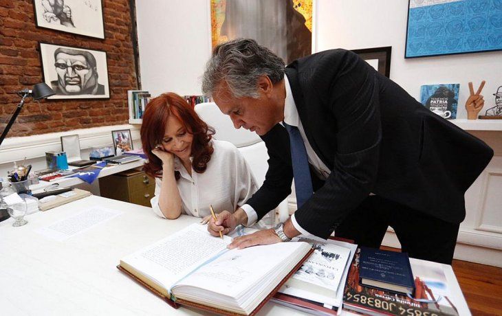 Firma del acta de traspaso de mando por el cual la vicepresidenta Cristina Fernández de Kirchner queda a cargo interinamente del Poder Ejecutivo Nacional.