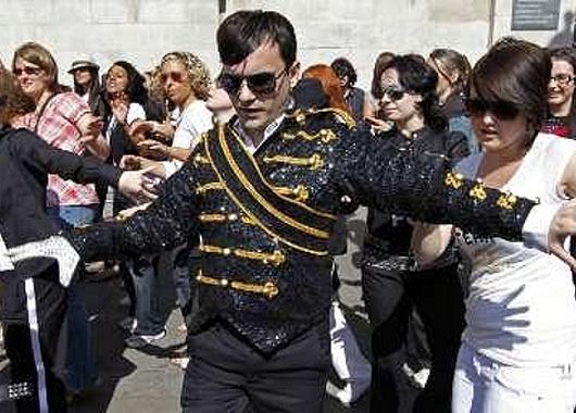 En la célebre Trafalgar Square, en Londres también se reunieron cientos de personas para personificar Thriller.