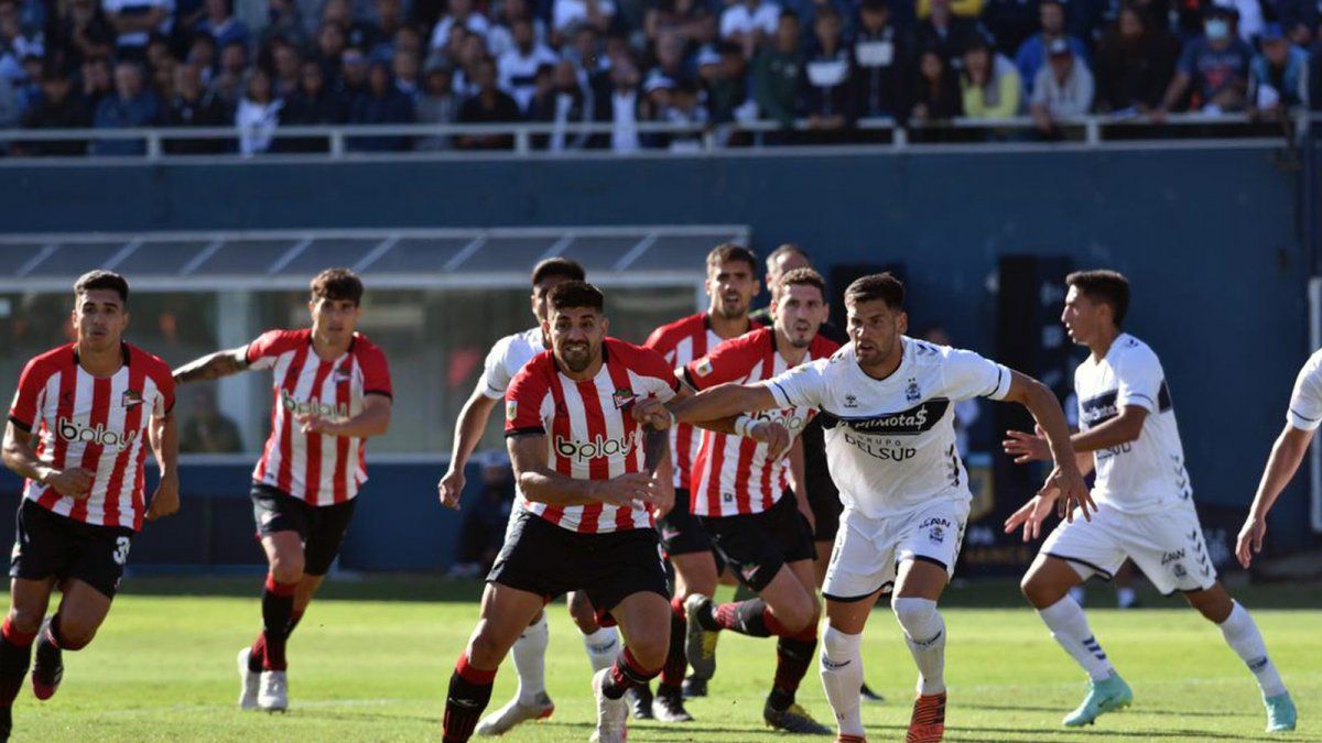 Students receive Gimnasia in the “Clásico de La Plata” on the first date of the tournament