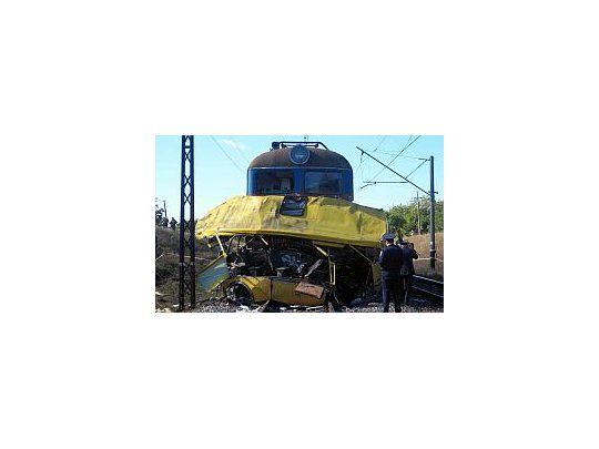 El accidente ocurrió cuando una formación de carga embistió a un autobús repleto de pasajeros.