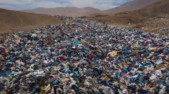 Cementerio de ropa usada en el desierto de Atacama en Chile. Foto: Nicolás Vargas, BBC.